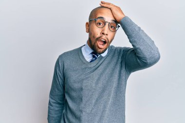 Gözlük takan ve iş hayatı tarzında şaşıran Latin kökenli yetişkin bir adam, hata yaptığını unutma. Unuttum, kötü hafıza kavramı. 