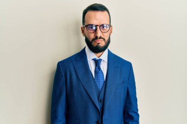 Sakallı, takım elbiseli ve kravatlı genç adam depresif ve endişeli, sinirli ve korkmuş. hüzünlü ifade. 