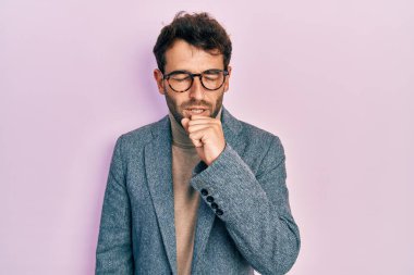 Sakallı, iş ceketli ve gözlüklü yakışıklı adam kendini iyi hissetmiyor ve soğuk algınlığı veya bronşitin belirtisi olarak öksürüyor. sağlık hizmeti kavramı. 