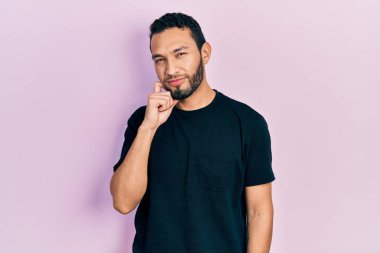 Siyah tişörtlü İspanyol sakallı adam şüphe üzerine yoğunlaşmıştı. Parmakları çenesinde ve yukarı bakıyordu. 