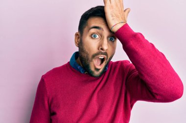 Gündelik giysiler giyen genç İspanyol bir adam hata için el ele tutuşup şaşırdı. Hatayı hatırla. Unuttum, kötü hafıza kavramı. 