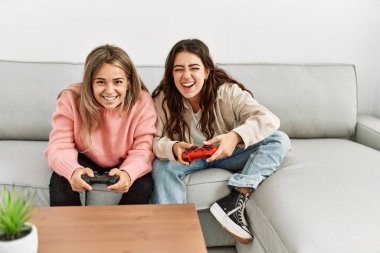 Genç çift evde video oyunu oynarken mutlu gülümsüyor..