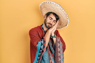 Meksikalı şapkalı genç İspanyol adam uyuyordu. Yorgun düşler görüyordu ve elleri ile poz veriyordu. Gözleri kapalı gülümsüyordu.. 