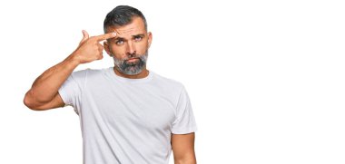 Orta yaşlı beyaz tişört giyen yakışıklı adam alnındaki sivilceden mutsuz, siyah noktalı çirkin enfeksiyonu gösteriyor. sivilce ve deri problemi 
