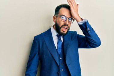 Sakallı, takım elbiseli ve kravatlı genç bir adam hata için elleri kafasında şaşırmış, hatayı hatırla. Unuttum, kötü hafıza kavramı. 