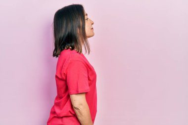 Orta yaşlı İspanyol kadın, günlük kıyafetler giyiyor. Tarafsız görünmeye çalışıyor. Profil pozu veriyor, doğal bir yüzü ve kendine güvenen bir gülümsemesi var.. 