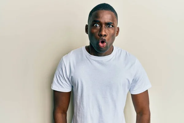 Jonge Afro Amerikaanse Man Draagt Casual Wit Shirt Bang Verbaasd — Stockfoto