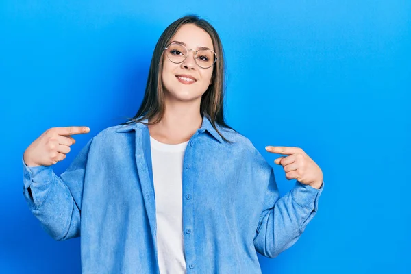 Menina Hispânica Jovem Vestindo Roupas Casuais Óculos Olhando Confiante Com — Fotografia de Stock