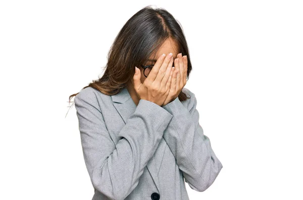 泣きながら手で顔を覆う悲しい表情でビジネス服を着た若いブルネットの女性 うつ病の概念 — ストック写真