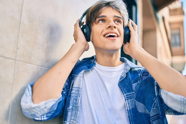 Joven Hombre Hispano Sonriendo Feliz Usando Auriculares Ciudad — Foto de Stock