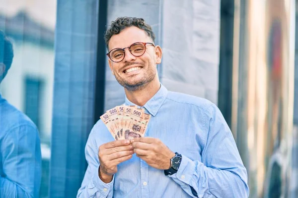 Joven Empresario Hispano Sonriendo Feliz Sosteniendo Billetes Mexicanos 500 Pesos —  Fotos de Stock