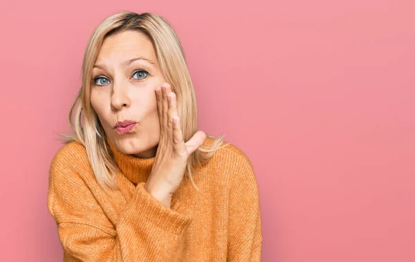 Middelbare Leeftijd Blanke Vrouw Het Dragen Van Casual Winter Trui — Stockfoto