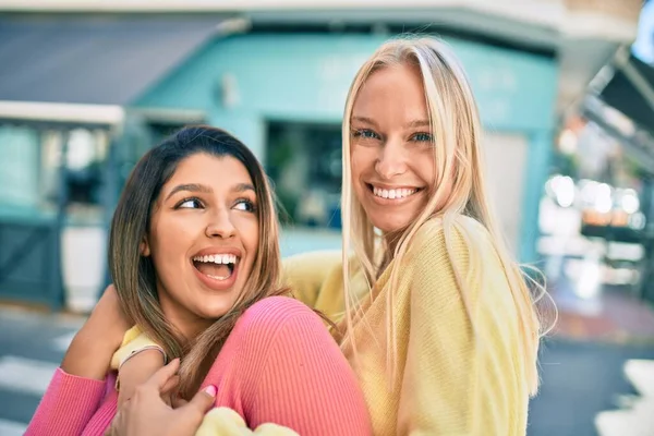 Deux Belle Jeune Fille Amis Câlins Ensemble Avec Amour — Photo