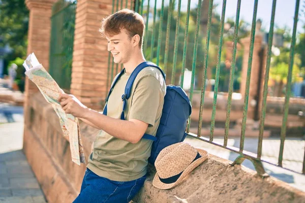Jovem Caucasiano Turista Homem Sorrindo Feliz Segurando Mapa Cidade — Fotografia de Stock