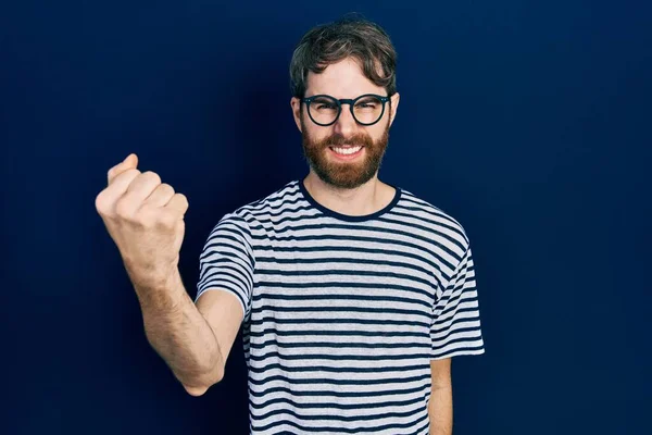 Homem Caucasiano Com Barba Vestindo Shirt Listrada Óculos Irritado Louco — Fotografia de Stock