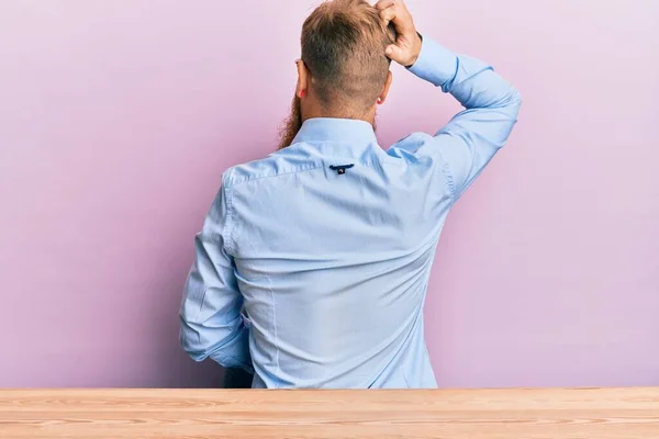 Jonge Ierse Roodharige Man Met Een Zakelijk Hemd Stropdas Tafel — Stockfoto