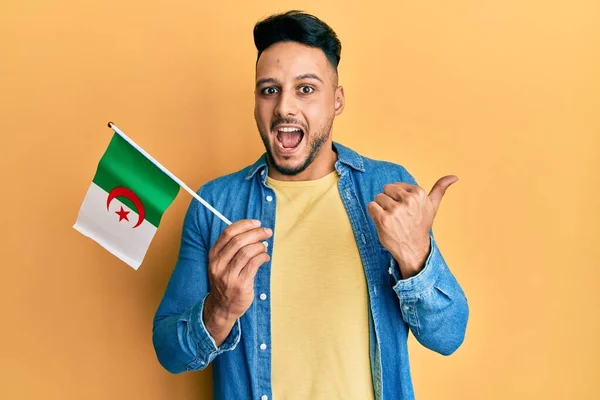 Ung Arabisk Man Med Algeriflagga Pekande Tumme Upp Till Sidan — Stockfoto