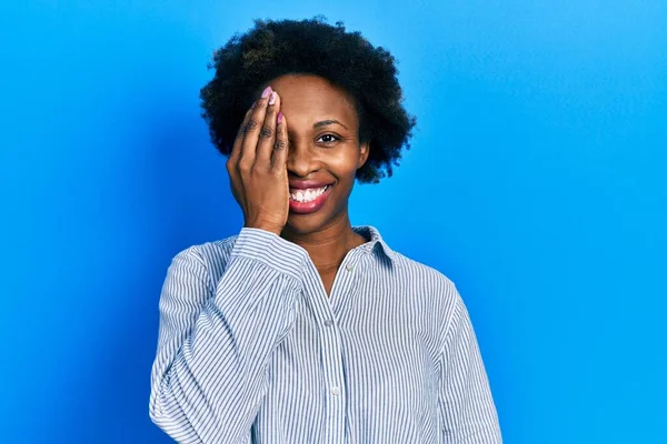 Ung Afrikansk Amerikansk Kvinna Bär Casual Kläder Täcker Ena Ögat — Stockfoto