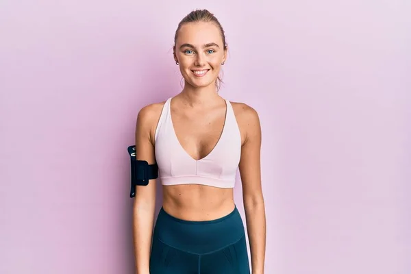 Hermosa Mujer Rubia Con Ropa Deportiva Brazalete Con Una Sonrisa — Foto de Stock