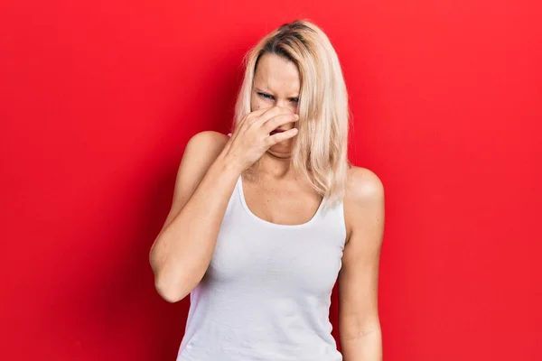 Hermosa Mujer Rubia Caucásica Que Usa Una Camiseta Blanca Casual — Foto de Stock