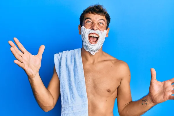 Hombre Guapo Salvando Barba Con Espuma Afeitada Sobre Cara Loco — Foto de Stock