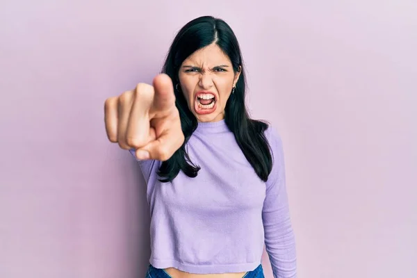 Jeune Femme Hispanique Portant Des Vêtements Décontractés Pointant Mécontent Frustré — Photo