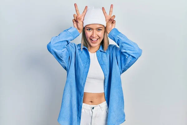 Mulher Loira Bonita Usando Chapéu Posando Engraçado Louco Com Dedos — Fotografia de Stock