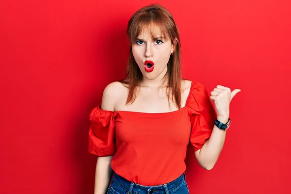 Rousse Jeune Femme Portant Casual Shirt Rouge Surpris Pointant Avec — Photo