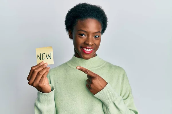 Jovem Menina Afro Americana Segurando Lembrete Com Nova Palavra Sorrindo — Fotografia de Stock