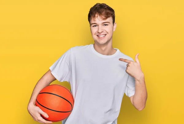 Basketbol Topu Tutan Beyaz Bir Genç Kendini Mutlu Gururlu Bir — Stok fotoğraf