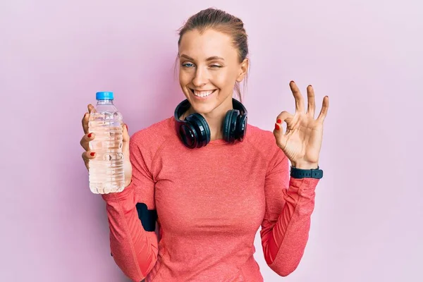 Beautiful Caucasian Sports Woman Wearing Sportswear Drinking Bottle Water Doing — Stock Photo, Image