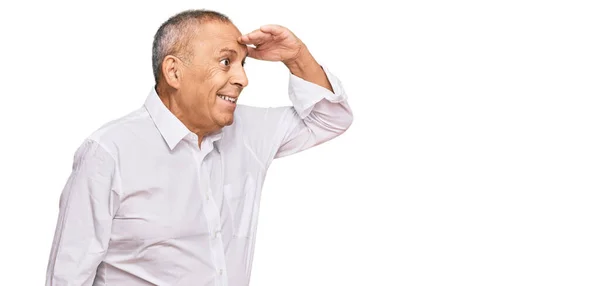 Bonito Homem Sênior Vestindo Camisa Branca Elegante Muito Feliz Sorrindo — Fotografia de Stock