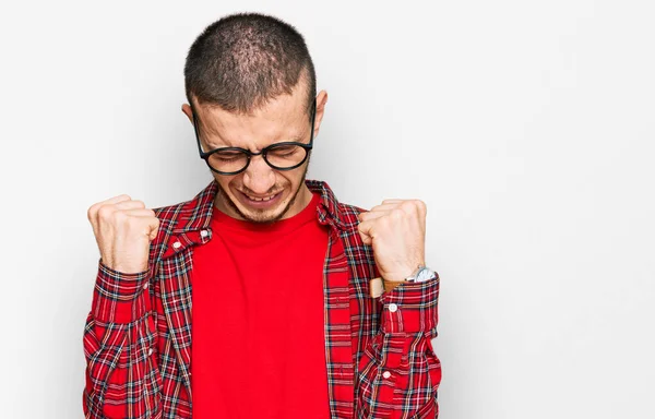 Jovem Hispânico Vestindo Roupas Casuais Animado Para Sucesso Com Braços — Fotografia de Stock