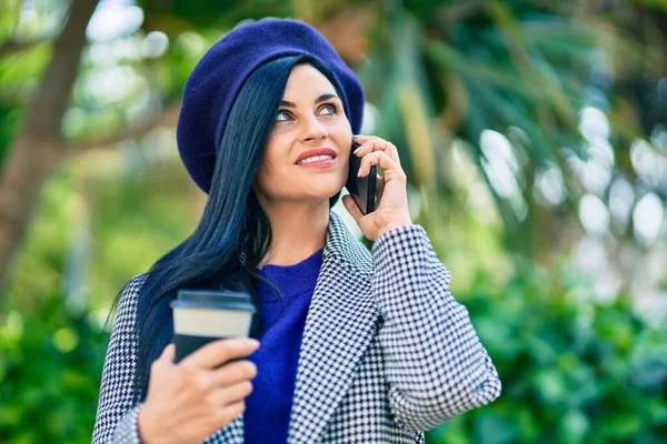 Νεαρή Όμορφη Γυναίκα Φορώντας Γαλλικό Στυλ Μιλώντας Στο Smartphone Στο — Φωτογραφία Αρχείου