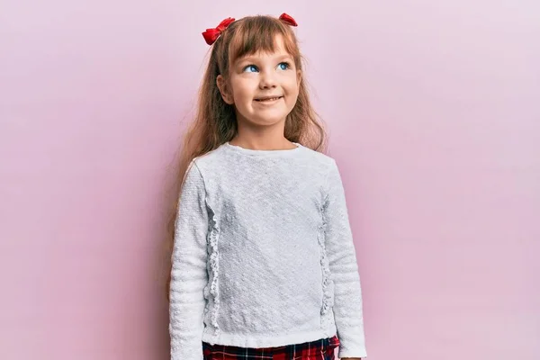 Klein Blank Meisje Kind Dragen Casual Kleding Zoek Naar Kant — Stockfoto