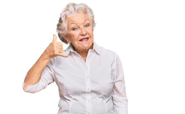 头发灰白的老年妇女穿着休闲装 微笑着用手和手指做电话手势 就像在电话里说话一样 交流概念 — 图库照片