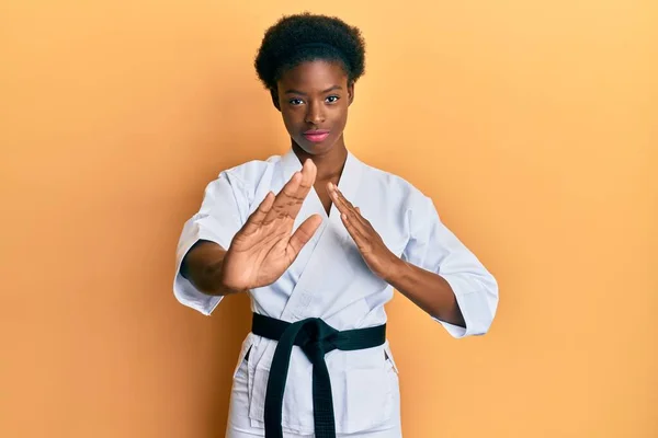 Jong Afrikaans Amerikaans Meisje Draagt Karate Kimono Zwarte Riem Ontspannen — Stockfoto