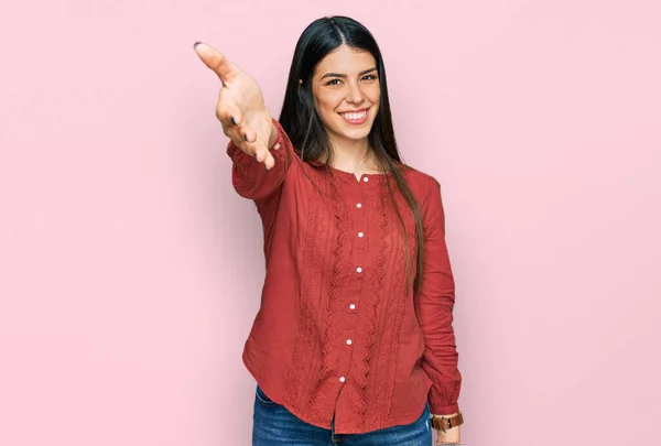 Молода Іспаномовна Жінка Повсякденному Одязі Посміхається Доброзичливо Пропонуючи Рукостискання Привітання — стокове фото
