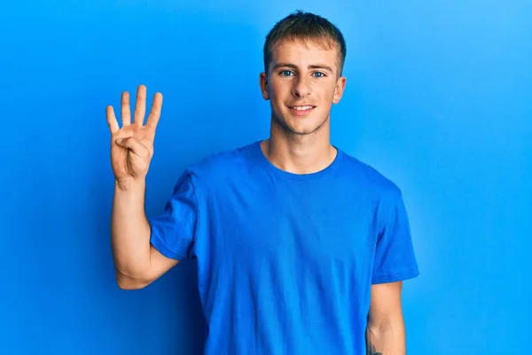 Junger Kaukasischer Mann Lässigem Blauem Shirt Das Finger Nummer Vier — Stockfoto