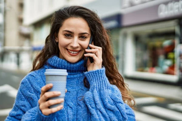 잠꾸러기 여자가 스마트폰으로 이야기하고 도시에서 커피를 마십니다 — 스톡 사진