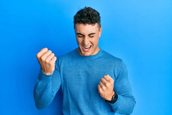 Der Hispanische Junge Mann Lässigem Winterpullover Feierte Überrascht Und Erstaunt — Stockfoto