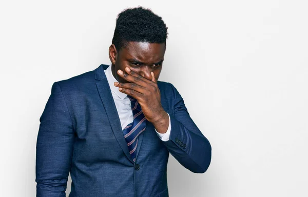 Hombre Negro Negocios Guapo Usando Traje Negocios Corbata Oliendo Algo — Foto de Stock