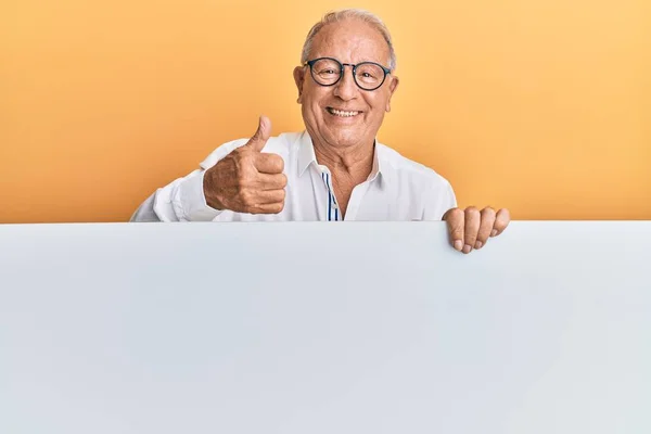 Beyaz Adam Boş Pankart Tutuyor Mutlu Olumlu Gülümsüyor Başparmağıyla Mükemmel — Stok fotoğraf