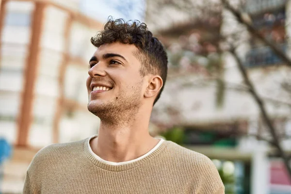 Jovem Hispânico Sorrindo Feliz Cidade — Fotografia de Stock