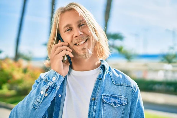Junger Blonder Skandinavier Lächelt Fröhlich Auf Dem Smartphone Der Stadt — Stockfoto