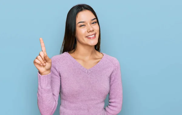 Joven Chica Hispana Usando Ropa Casual Mostrando Señalando Con Dedo — Foto de Stock