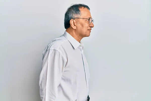 Středního Věku Indián Muž Sobě Ležérní Oblečení Brýle Dívá Stranu — Stock fotografie