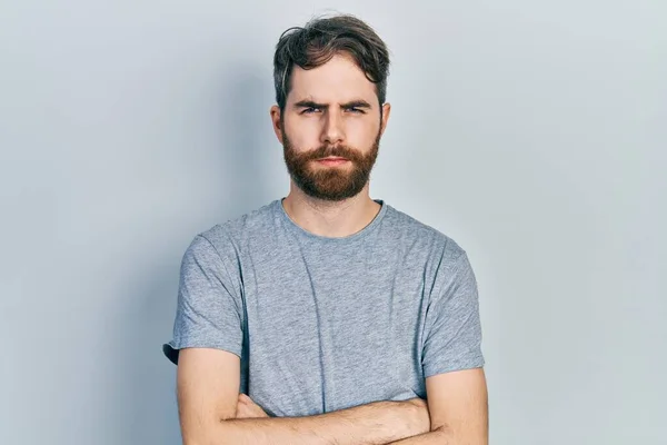 Hombre Caucásico Con Barba Vistiendo Camiseta Gris Casual Escéptico Nervioso —  Fotos de Stock