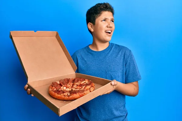 Menino Hispânico Adolescente Comendo Pizza Pepperoni Saboroso Irritado Louco Gritando — Fotografia de Stock