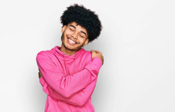 年轻的非洲裔美国人 留着一头随意的粉色运动衫 喜形于色 面带微笑 充满自信 自爱和自我照顾 — 图库照片